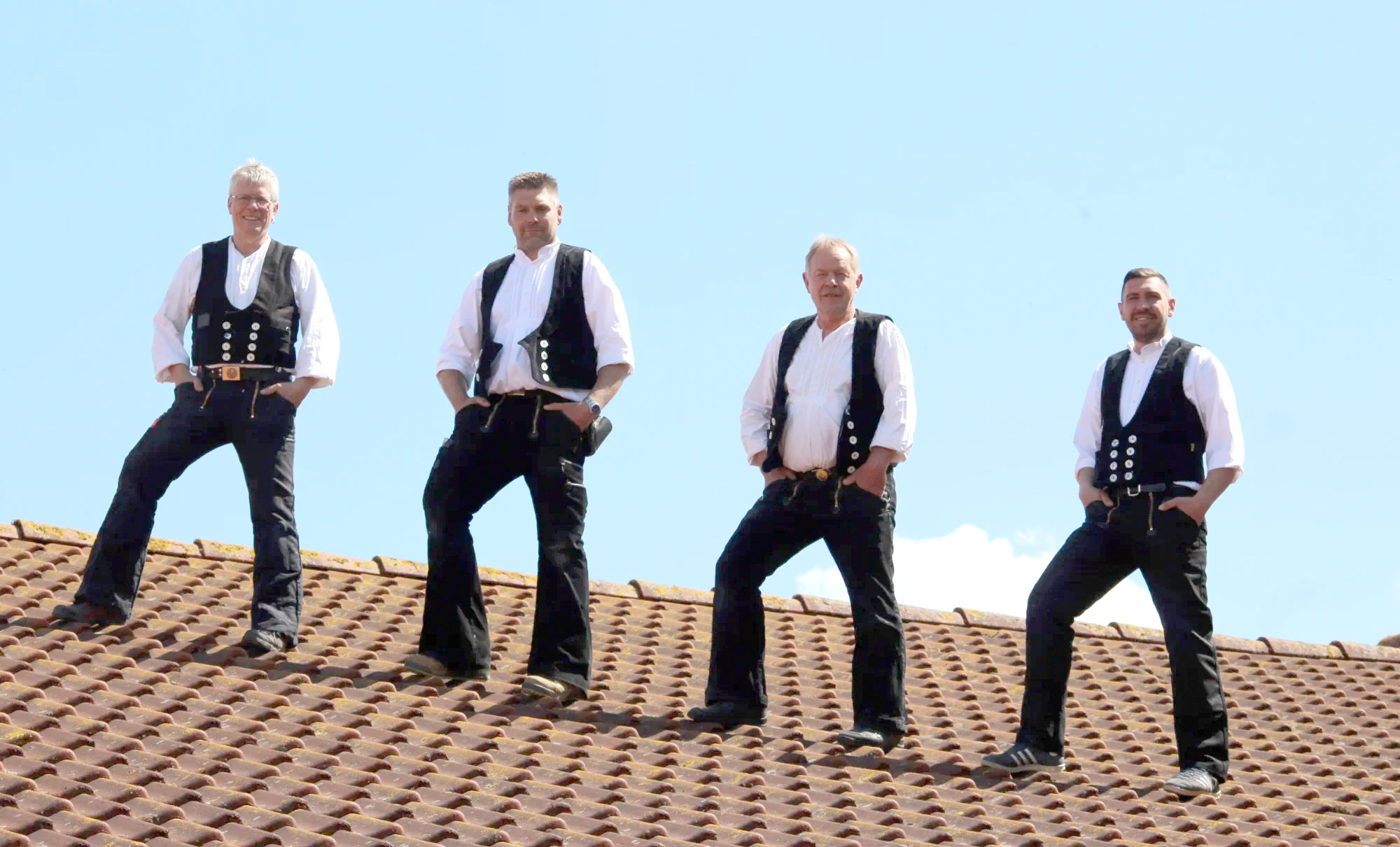 Das Team von Dach & Fachwerk in Zimmermannskleidung